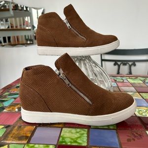 Cushionaire Cognac Brown Hart Sneaker